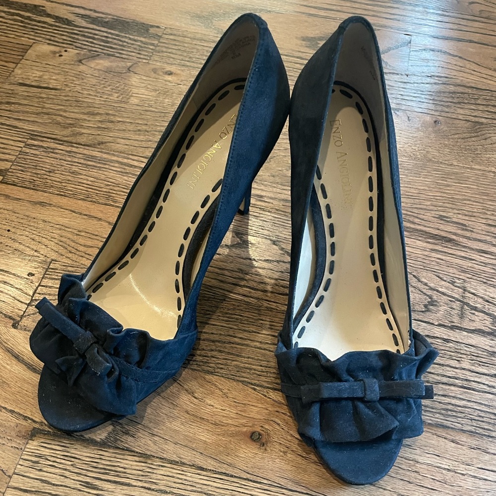 ENZO ANGIOLINI 8M suede 4” heel navy pump in great condition